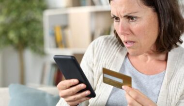 Noi metode de escrocherie care vizează datele bancare. „Te pune în legătură cu un operator”