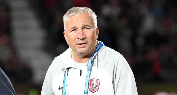 Dan Petrescu mai are de urmat o lună de tratament. Foto Sportpictures