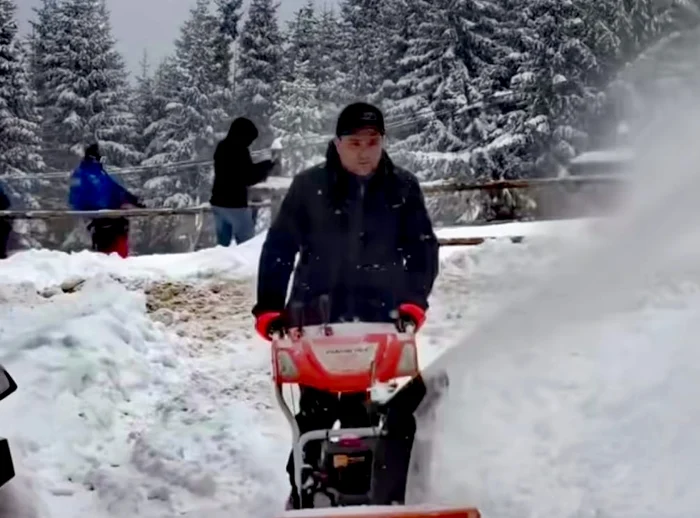 Radu Miruță, la deszăpezire cu freza la Rânca FOTO: Facebook