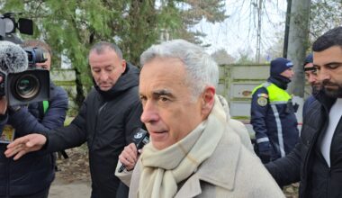 Călin Georgescu îl invocă pe Trump, pe scările poliției din Buftea: „Azi în Venezuela, mâine în Europa de Vest, poate în Europa de Est”