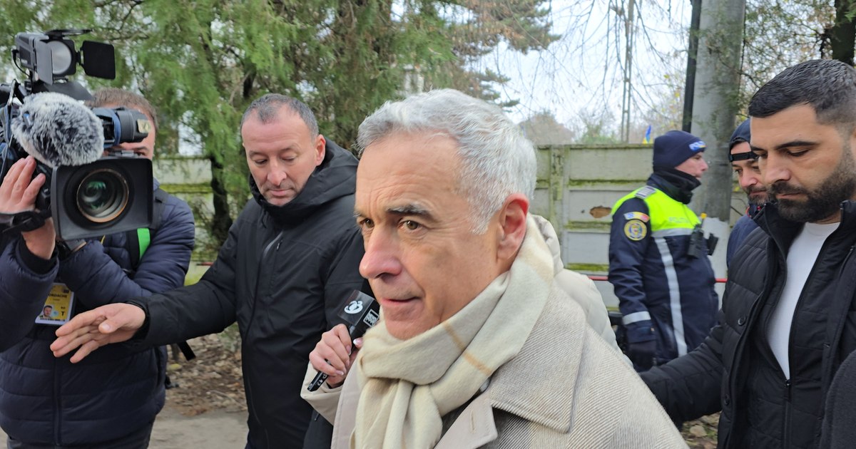 Călin Georgescu îl invocă pe Trump, pe scările poliției din Buftea: „Azi în Venezuela, mâine în Europa de Vest, poate în Europa de Est”