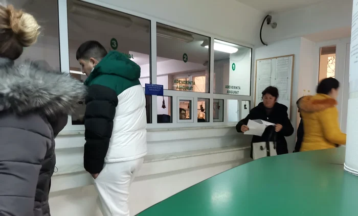 Cetățenii au venit să-și rezolve problemele înainte de liberele bugetarilor FOTO: A. Mitran