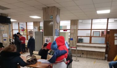 Prima zi de lucru din 2026, așteptată de români „ca pâinea caldă”. Birocrația a rămas la locul ei. „La 7.30 ne așteptau la ușă”