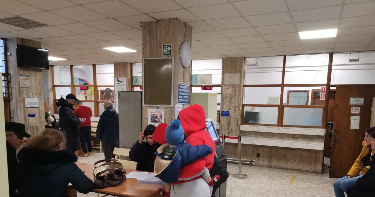 Prima zi de lucru din 2026, așteptată de români „ca pâinea caldă”. Birocrația a rămas la locul ei. „La 7.30 ne așteptau la ușă”