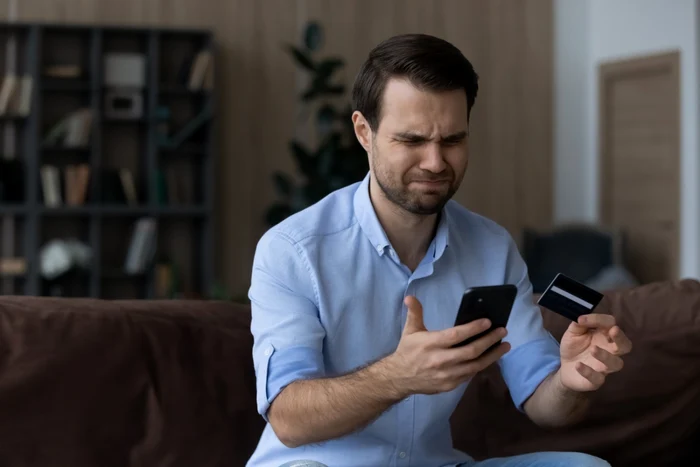 Un bărbat încearcă să plătească taxele online