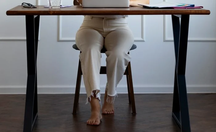 Tot mai multe companii adoptă politica „fără încălțăminte” la muncă FOTO: Freepik