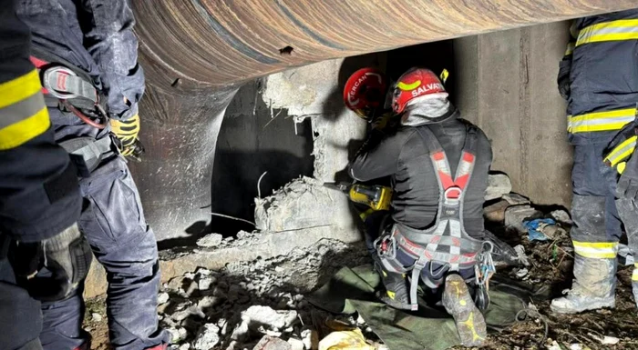 Un tânăr în vârstă de 21 de ani a fost găsit blocat într-un canal. FOTO ISU