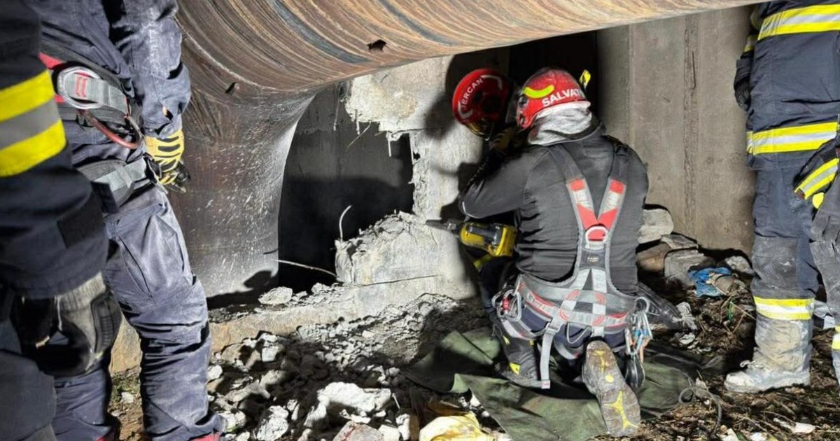 Tânăr blocat de două zile într-un canal din Sectorul 5. Intervenție de amploare după ce trecătorii i-au auzit țipetele