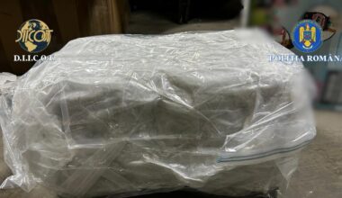 Cantități industriale de droguri într-o fabrică ilegală din Cluj: 20.000 de colete dopante pregătite de „chimistul” grupării
