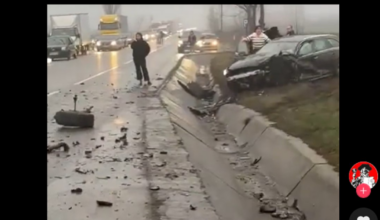 Un bărbat a murit după ce mașina în care se afla s-a ciocnit cu o alta, pe E 85, în județul Neamț. Doi copii și trei adulți sunt răniți