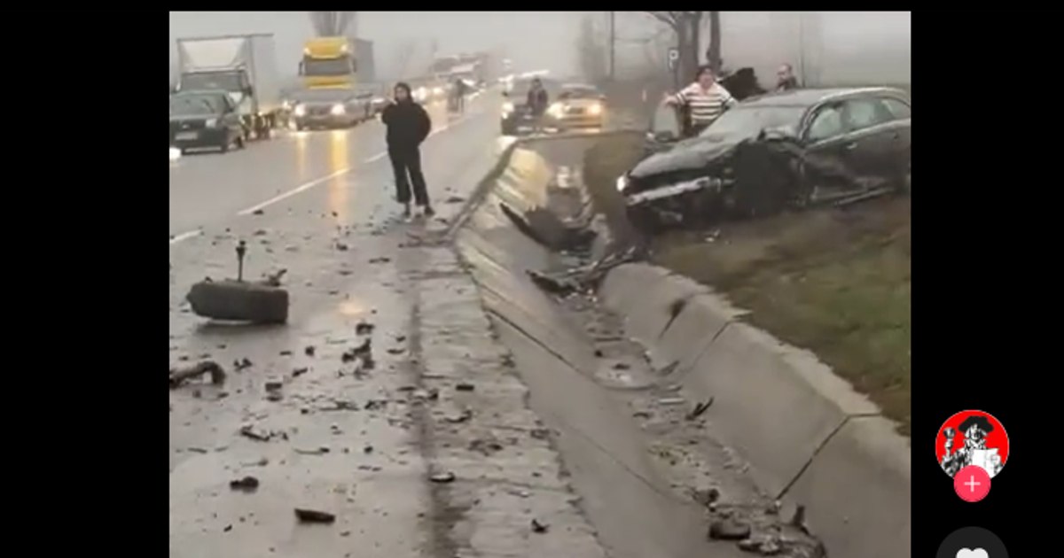 Un bărbat a murit după ce mașina în care se afla s-a ciocnit cu o alta, pe E 85, în județul Neamț. Doi copii și trei adulți sunt răniți