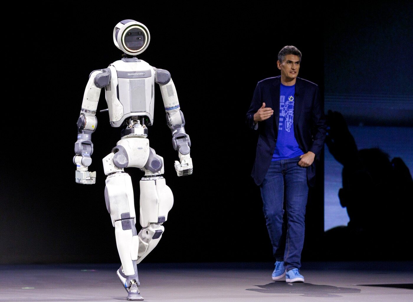 VIDEO. Cum arată și cum se mișcă robotul care va începe să muncească într-o fabrică de mașini din 2028