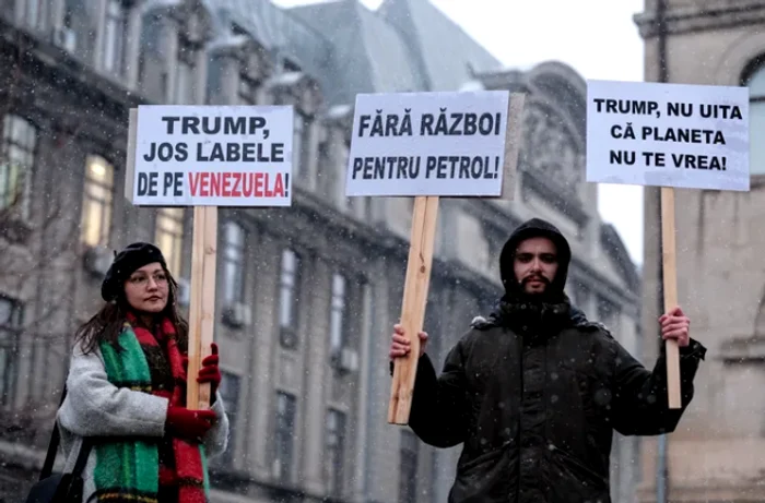 Aproximativ 20 de oameni protesteaza pentru sustinerea Venezuelei. FOTO. Mediafax