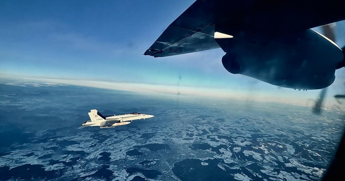 Nicușor Dan publică discuția dintre pilotul aeronavei Spartan și controlorul de trafic din Zürich, după ce a fost acuzat că minte în legătură cu motivele pentru care avioanele F-18 l-au însoțit