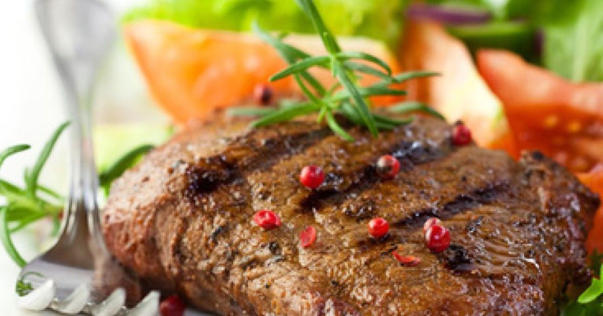 Analiză privind coșul de cumpărături al românilor în decembrie: oltenii preferă porcul, moldovenii cumpără conserve. Zona care preferă mezelurile