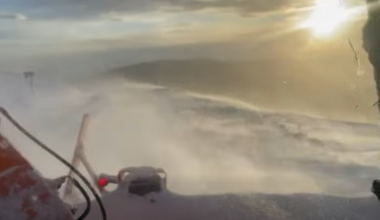 Imagini din infernul alb de la Rânca: deszăpezire în condiții de viscol și vizibilitate aproape zero pe DN 67C