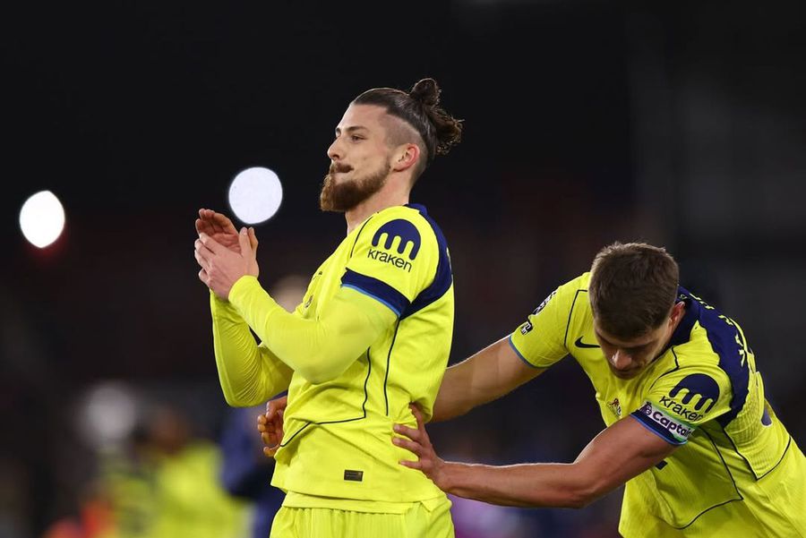 Tottenham a primit oferta pentru Radu Drăgușin! » Roma ar putea plăti o penalizare dacă nu-l va cumpăra