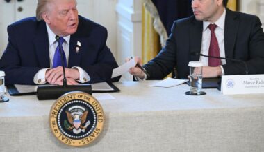 Momentul în care Trump citește din greșeală cu voce tare un bilet primit de la Marco Rubio la o întâlnire cu giganții petrolieri
