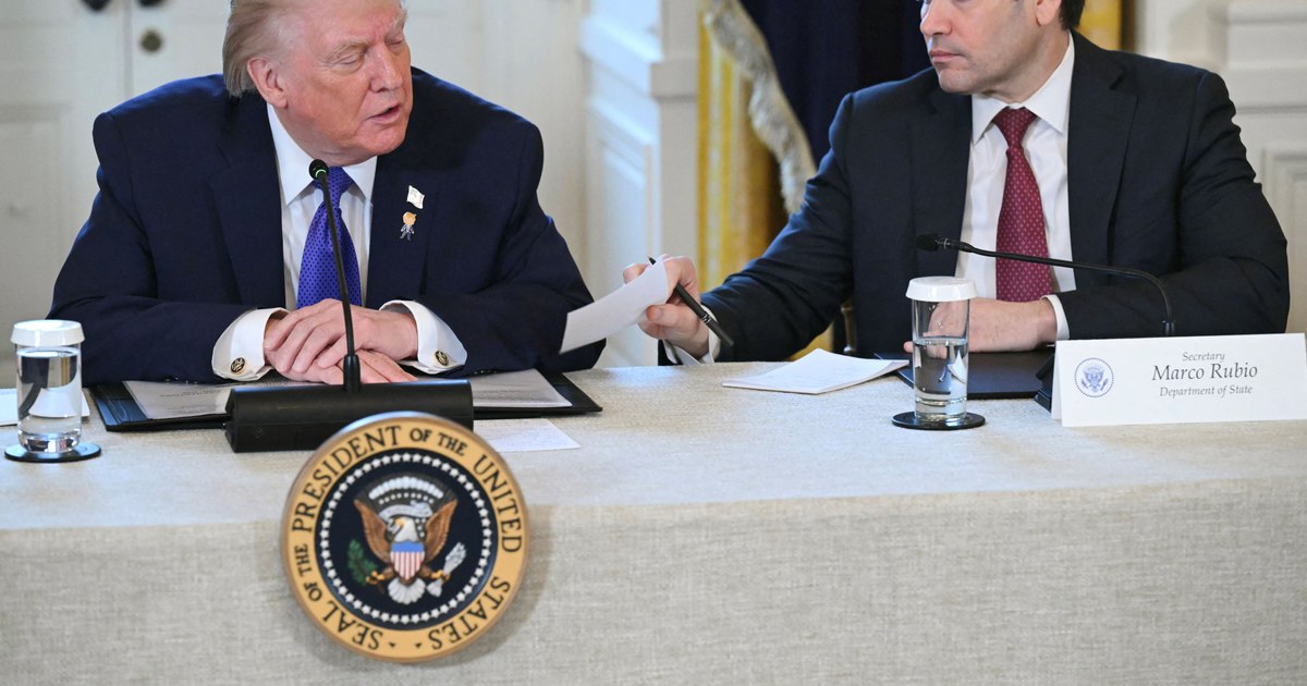 Momentul în care Trump citește din greșeală cu voce tare un bilet primit de la Marco Rubio la o întâlnire cu giganții petrolieri