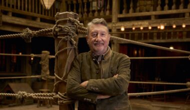 Steven Knight, creatorul viitorului „James Bond“: „În loc să mă duc la școală, mergeam cu tata, potcovar, într-un depozit de fier vechi condus de romi“
