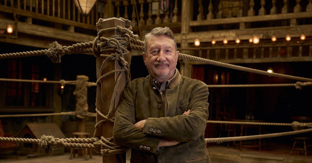 Steven Knight, creatorul viitorului „James Bond“: „În loc să mă duc la școală, mergeam cu tata, potcovar, într-un depozit de fier vechi condus de romi“