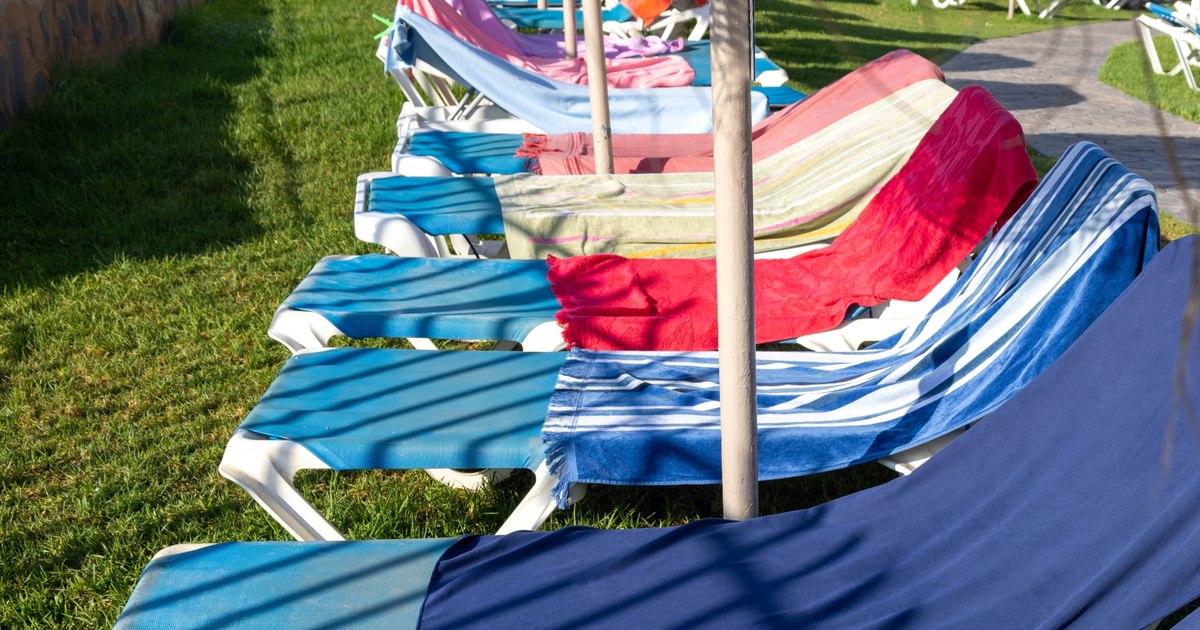 Europa înăsprește regulile pentru turiști. Gesturile banale care aduc amenzi usturătoare: atenție la rezervarea șezlongului!