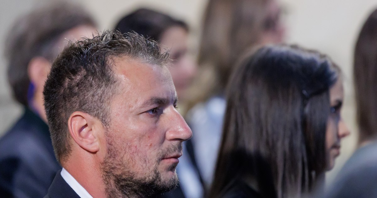 Marian Godină pleacă din țară și renunță la concediul pentru creșterea copilului. Fanii speculează participarea la un reality show