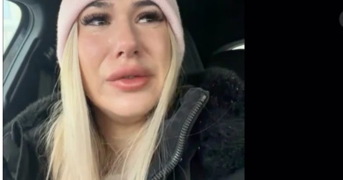 Panică și lacrimi în parcare: o șoferiță a rămas blocată aproape o oră de câțiva centimetri de zăpadă. „Nu știu ce să fac, nu pot să ies”