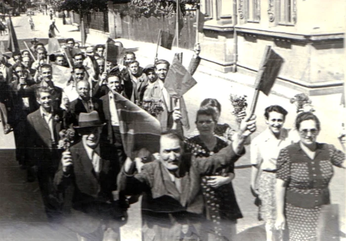 Românii întâmpinând Armata Roșie FOTO Fototeca online a comunismului românesc