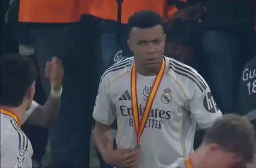 Mbappe le-a făcut un semn colegilor săi de echipă după meciul Barcelona - Real Madrid 3-2. Foto: Captură „X”