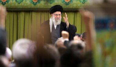 Liderul suprem al Iranului a publicat o caricatură care îl înfăţişează pe Donald Trump ca un sarcofag care se sparge în bucăţi