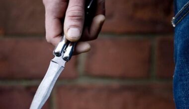 Un angajat al Colegiului Pedagogic din Craiova, înjunghiat de 12 ori pe stradă. Agresorul este de negăsit