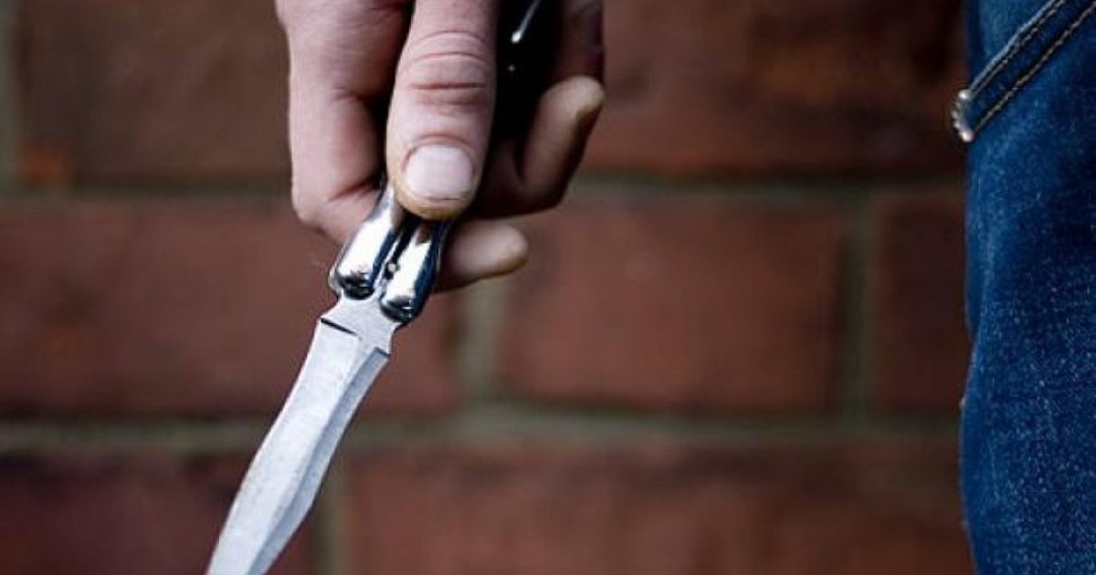 Un angajat al Colegiului Pedagogic din Craiova, înjunghiat de 12 ori pe stradă. Agresorul este de negăsit