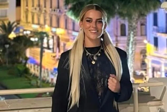 Cyane Panine este chelnerița cu cască FOTO: colaj FB