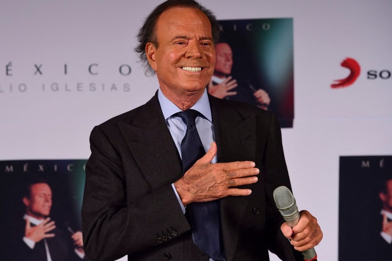 Julio Iglesias, acuzat de trafic de persoane și abuz sexual. Două femei vor depune mărturie în fața procurorilor spanioli
