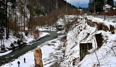 Lucrările la centura Bușteni - Azuga au scos la iveală posibile riscuri de instabilitate în zona taluzului căii ferate, pe magistrala București-Brașov