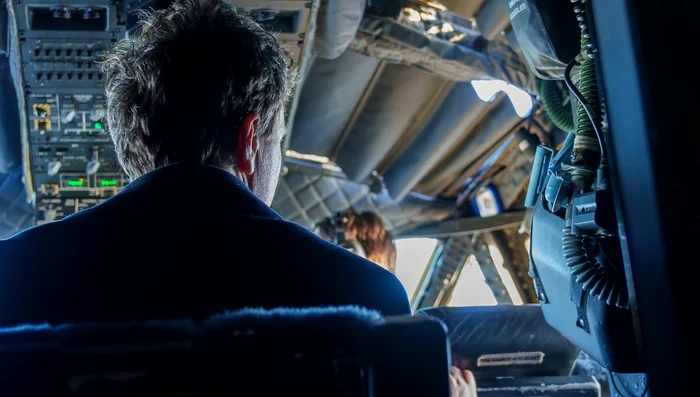 Nicușor Dan va avea internet în avionul Spartan  FOTO: Facebook