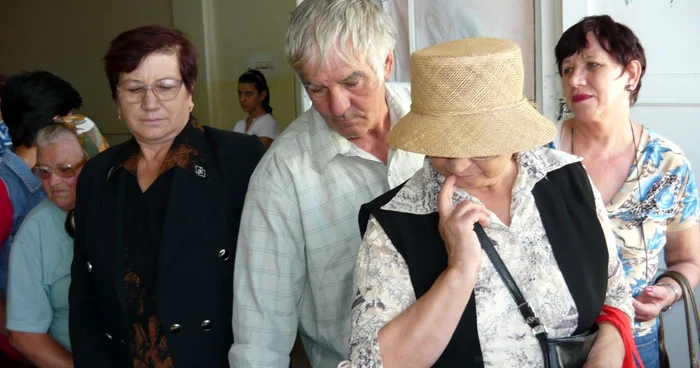 Bărbați și femei în vârstă la casa de pensii