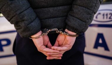 Tată și fiu, reținuți după ce au răpit o tânără de 19 ani. Victima a fost scoasă cu forța dintr-un taxi pe care l-au blocat în trafic