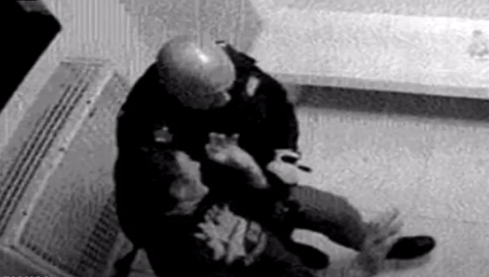 Românul ar fi fost târât pe jos „ca o cârpă” într-una dintre celulele secției FOTO: Captură video