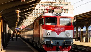 O locomotivă modernizată recent prin PNRR s-a defectat și a ajuns la Bucureşti cu zece ore întârziere. Asociaţia Pro Infrastructură cere explicații