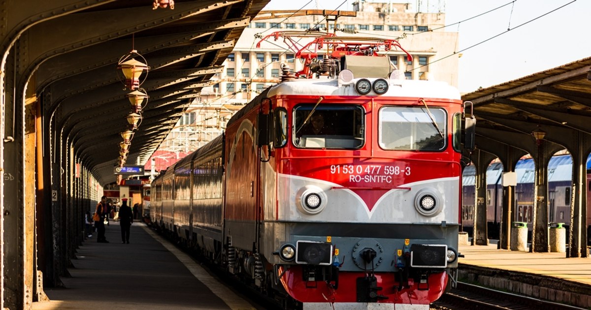 O locomotivă modernizată recent prin PNRR s-a defectat și a ajuns la Bucureşti cu zece ore întârziere. Asociaţia Pro Infrastructură cere explicații