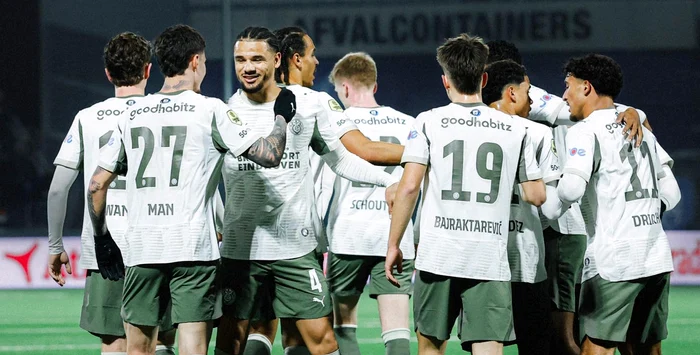 Dennis Man, felicitat de colegi după reușită. Foto Facebook PSV