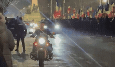 Manifestanții suveraniști, împiedicați de jandarmi să sară pe motociclistul Adrian Băzăvan, după ce acesta a proiectat celebra replică „Marș la Moscova” pe o clădire
