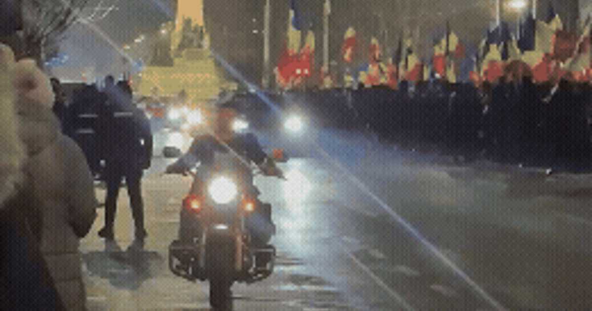 Manifestanții suveraniști, împiedicați de jandarmi să sară pe motociclistul Adrian Băzăvan, după ce acesta a proiectat celebra replică „Marș la Moscova” pe o clădire