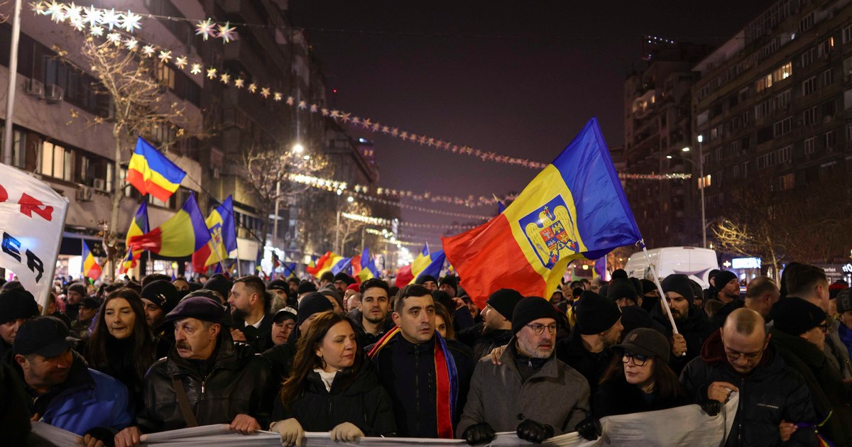 Tensiuni în Capitală. Manifestanții de la protestul lui Târziu și Simion au aruncat cu obiecte în jandarmi. S-a folosit spray lacrimogen