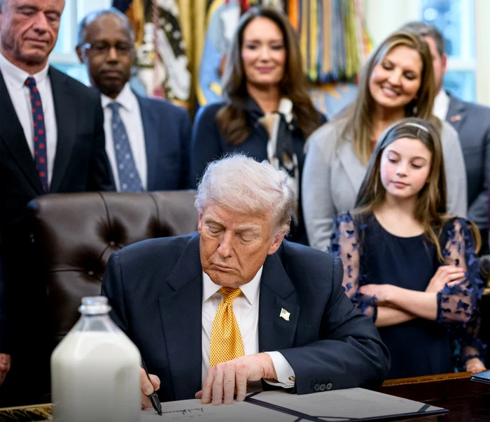 Trump semneaz legea care permite școlilor să servească din nou lapte integral elevilor:FOTO:X