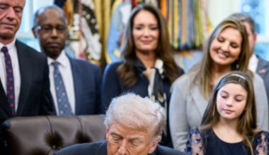 Lumea imprevizibilă a lui Donald Trump: de la laptele din școli la amenințări cu bombardarea Iranului