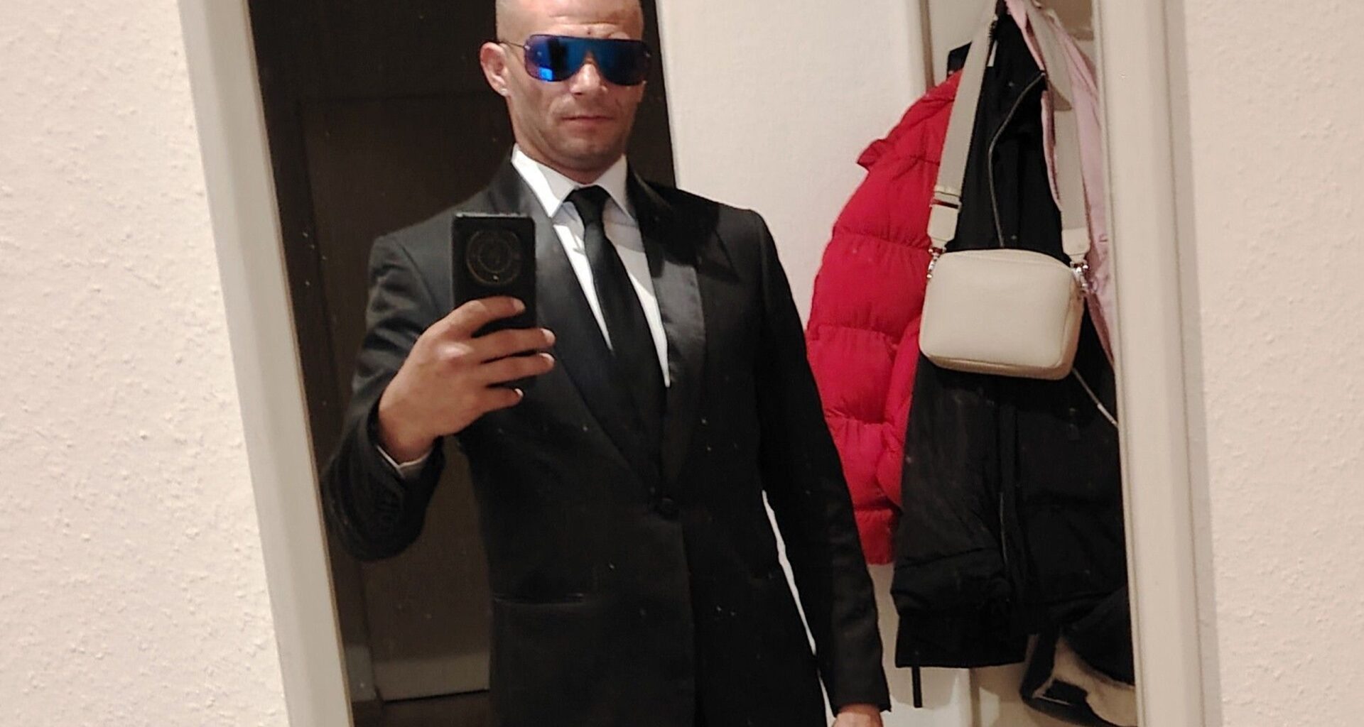 Cu ce se ocupa bărbatul care susține că a rămas fără un milion de euro și 700 de grame de bijuterii din aur: „Câștig foarte bine, deci nu e nimic ilegal”