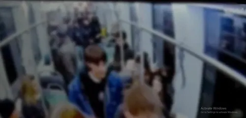 Patru membri ai galeriei FCSB au agresat trei adolescenți într-un tramvai din București. Foto: Captură/News.ro